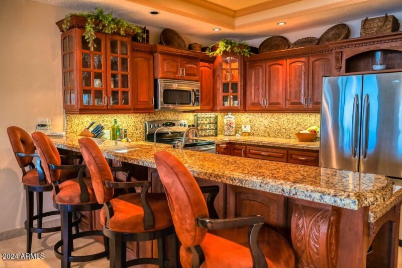 Kitchen w Barstools