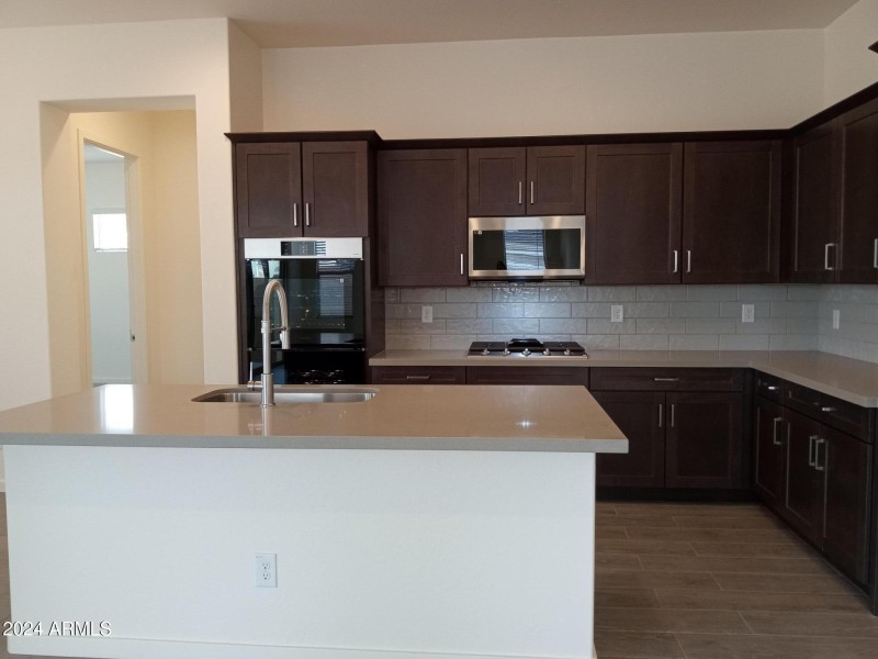 Maple Cabinets & Quartz Countertops