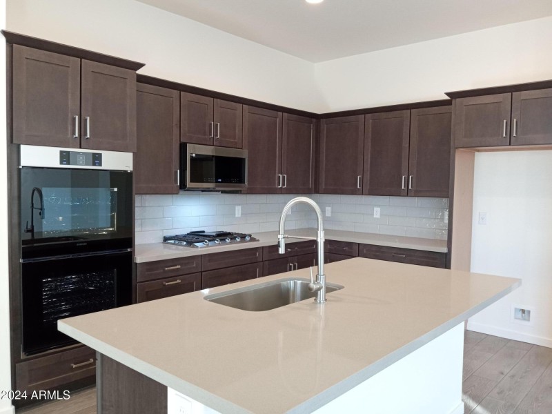 Maple Cabinets & Quartz Countertops