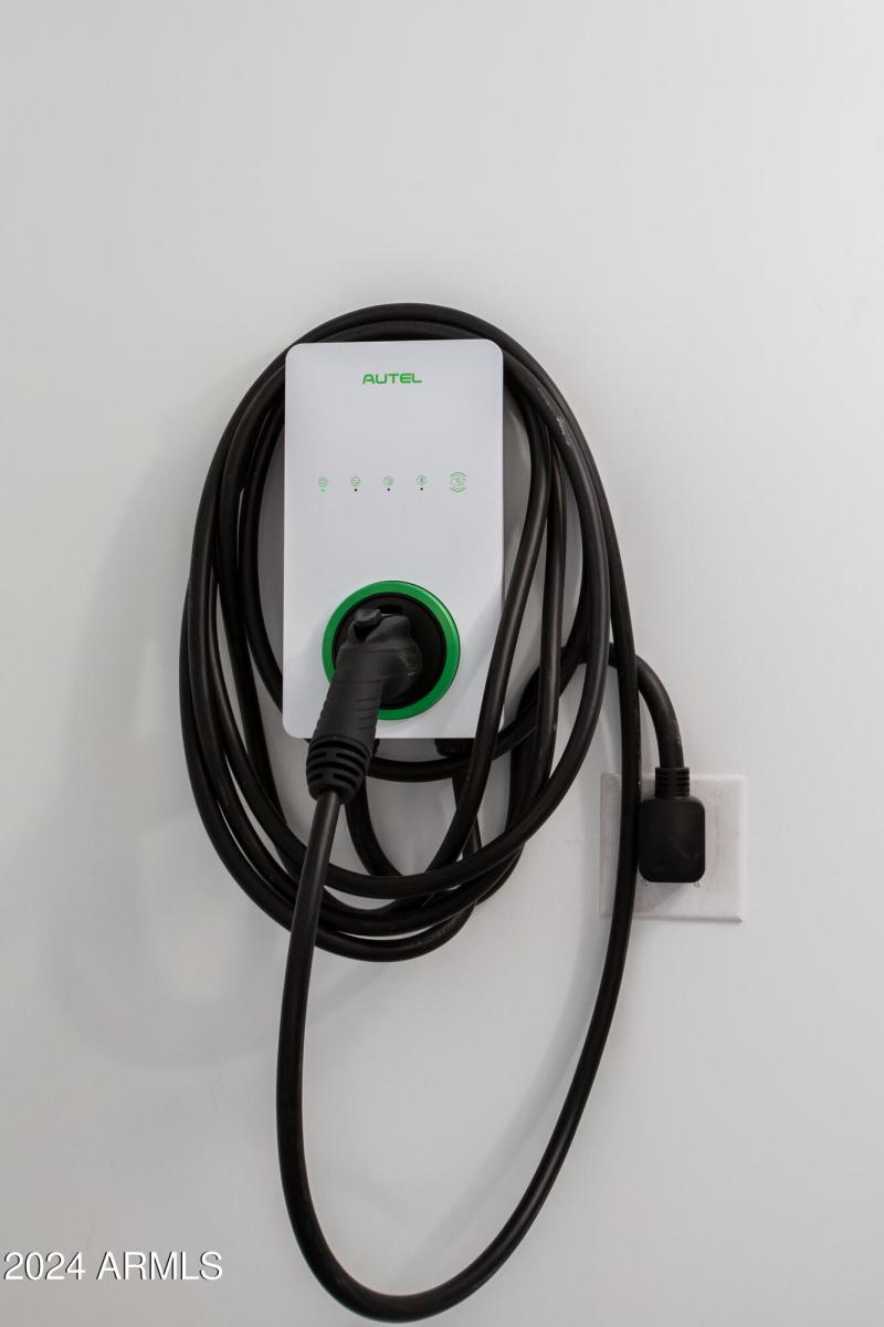 E-V CAR CHARGER