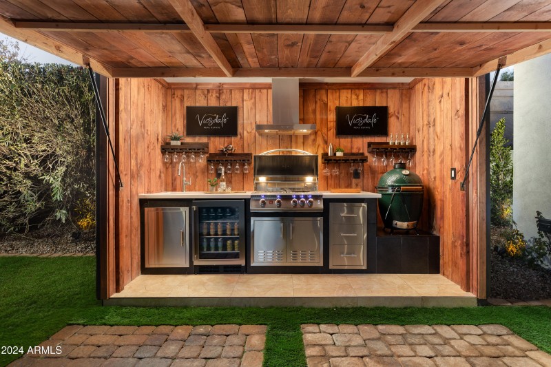 BAR/KITCHEN/OUTDOOR