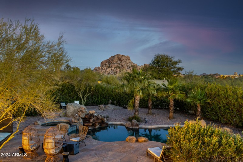 Carefree Boulder & Mountain Views