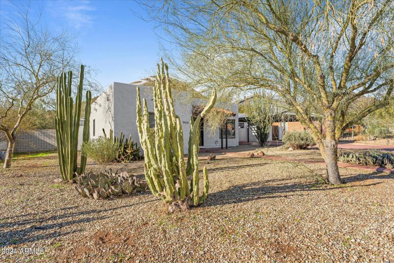 05-005-front-exterior