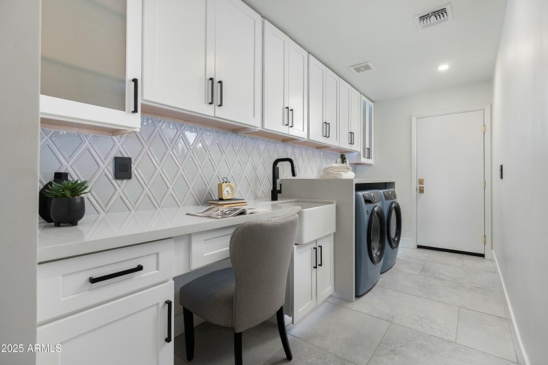 LAUNDRY WITH OFFICE BUILT-INS