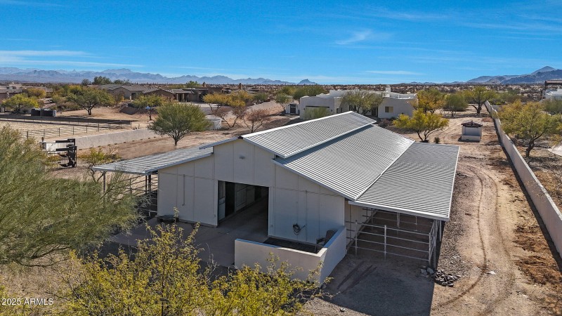 Horse Barn w/ Turnouts