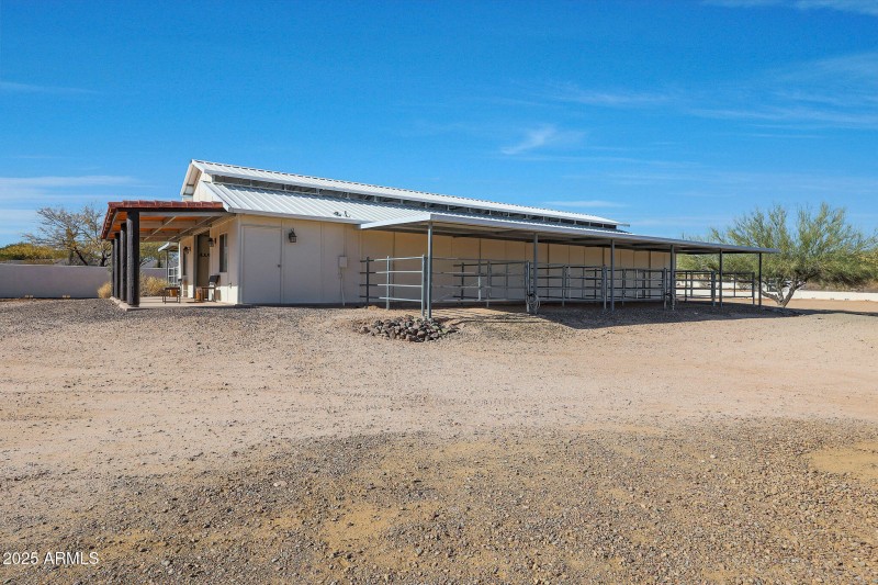 Horse Barn w/ Turnouts