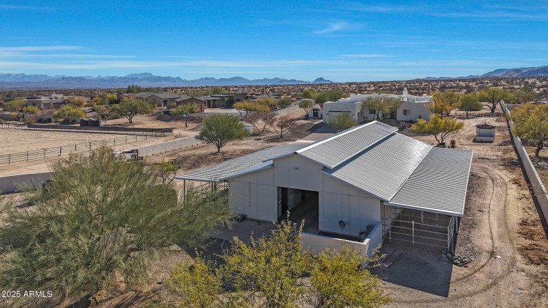 Horse Barn w/ Turnouts