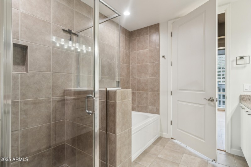 Ensuite Separate Tub & Shower!