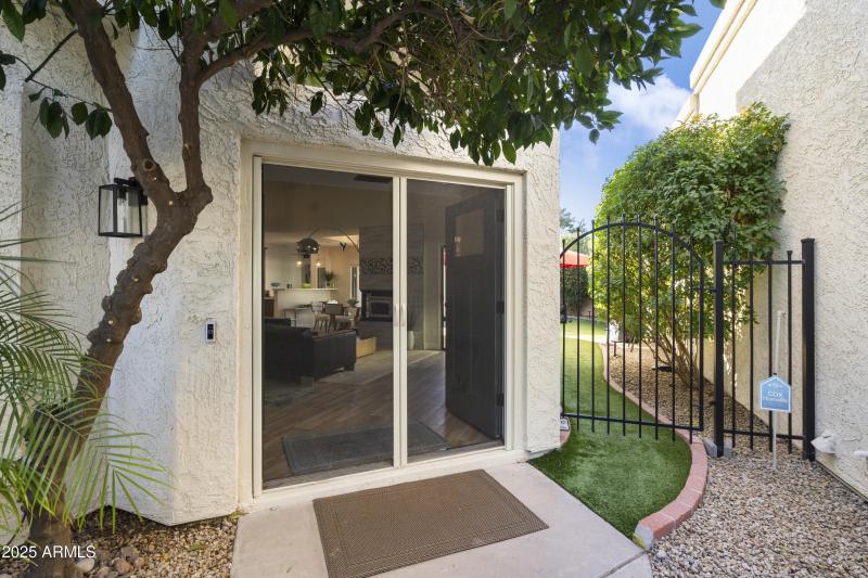 DOUBLE DOOR RETRACTABLE SCREENS