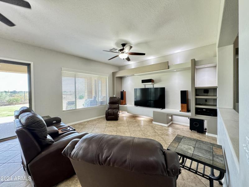 CE7DCB21-A6FB-4E3B-BB35-DB36122EBB40_1_2