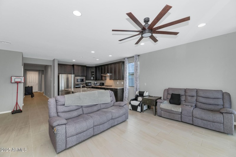 2405 E Beverly Rd-large-011-029-2405 E B