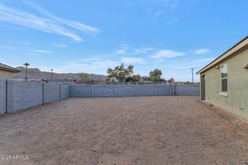 2405 E Beverly Rd-large-028-031-2405 E B