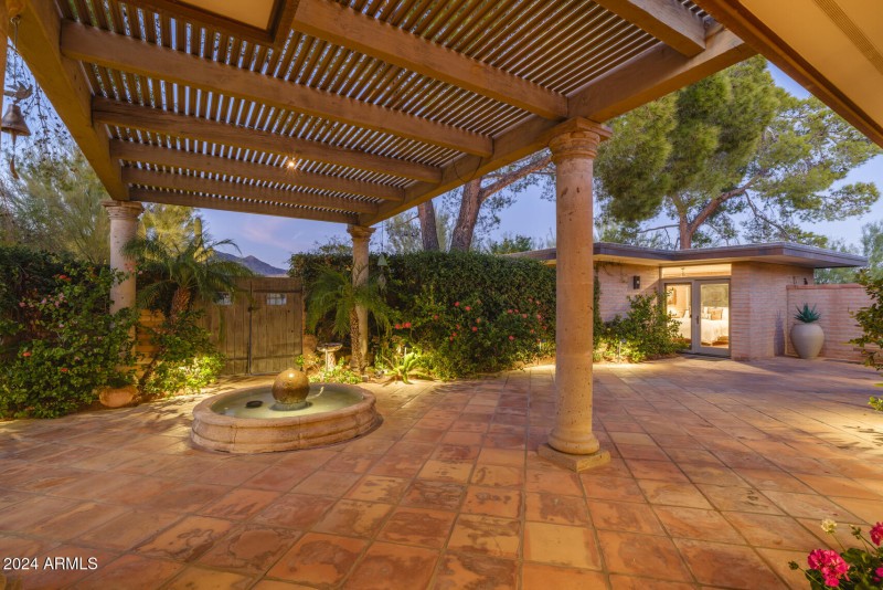 3921 E San Miguel Ave, PV, 85253