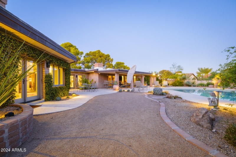 3921 E San Miguel Ave, PV, 85253