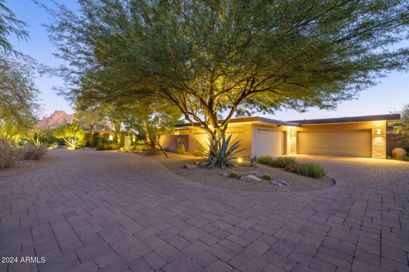 3921 E San Miguel Ave, PV, 85253