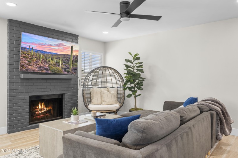 20_8025_E_Redwing_Rd__20