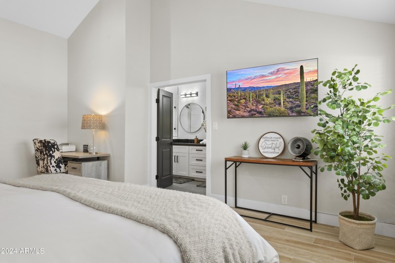 24_8025_E_Redwing_Rd__24