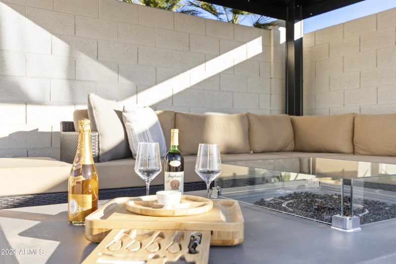 70_8025_E_Redwing_Rd__70