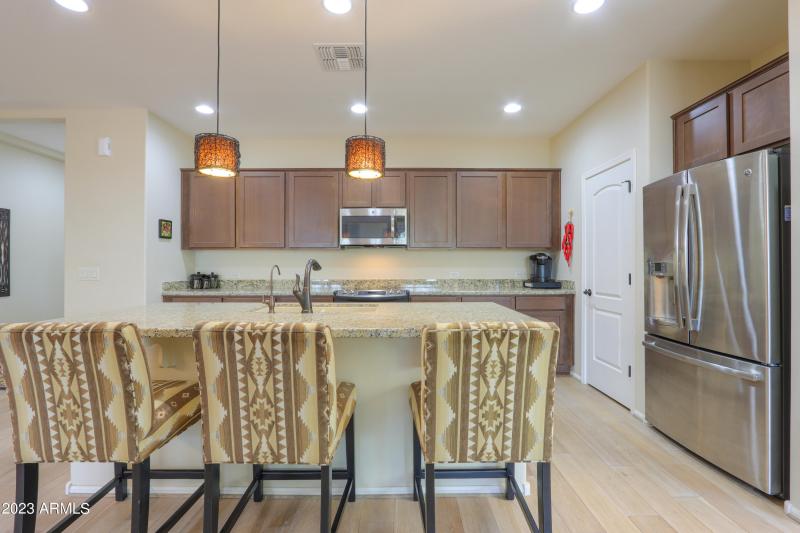 Spacious breakfast bar