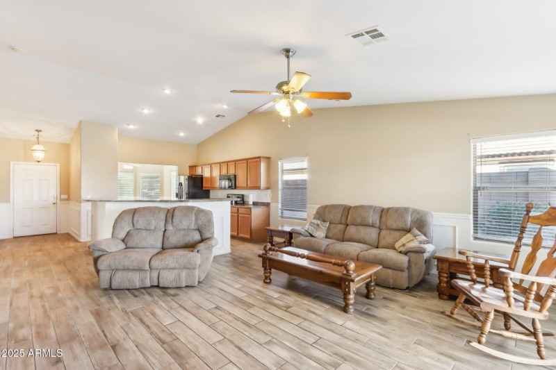 7-web-or-mls-N Madison Rd-007
