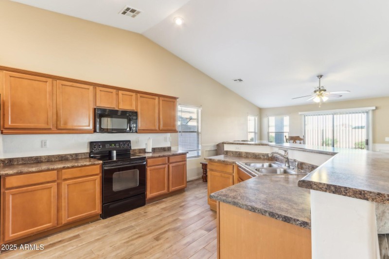 14-web-or-mls-N Madison Rd-014