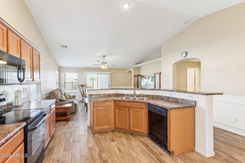 15-web-or-mls-N Madison Rd-015