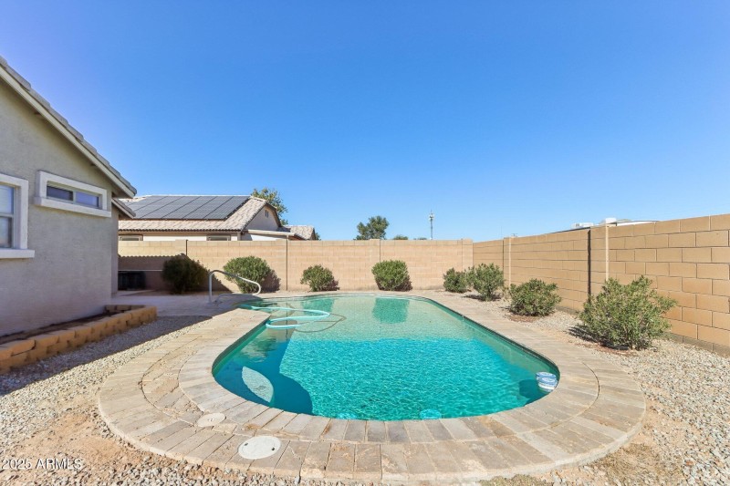 36-web-or-mls-N Madison Rd-036