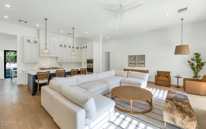 4147 E Clarendon Ave-large-012-007-4147