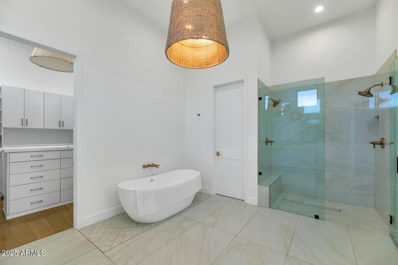 4147 E Clarendon Ave-large-021-031-4147