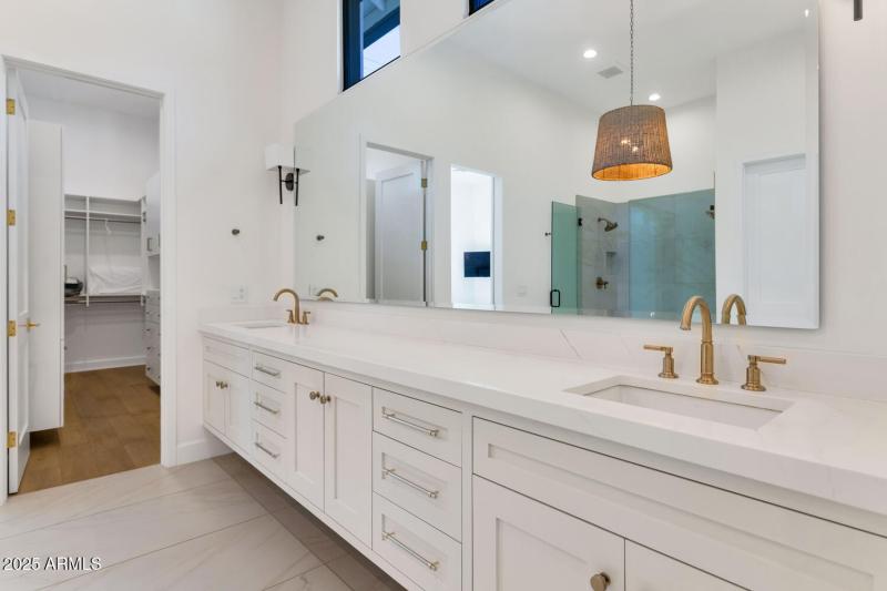 4147 E Clarendon Ave-large-022-030-4147