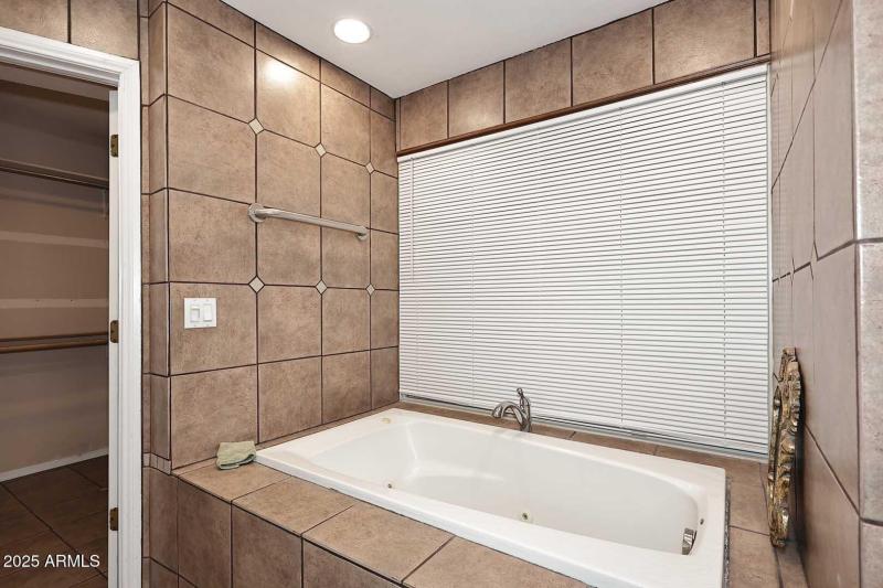 Primary Bath-Jetted Tub