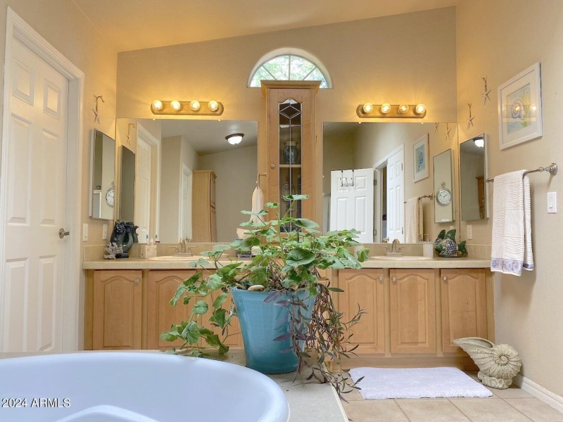 Double vanities & soaker tub!