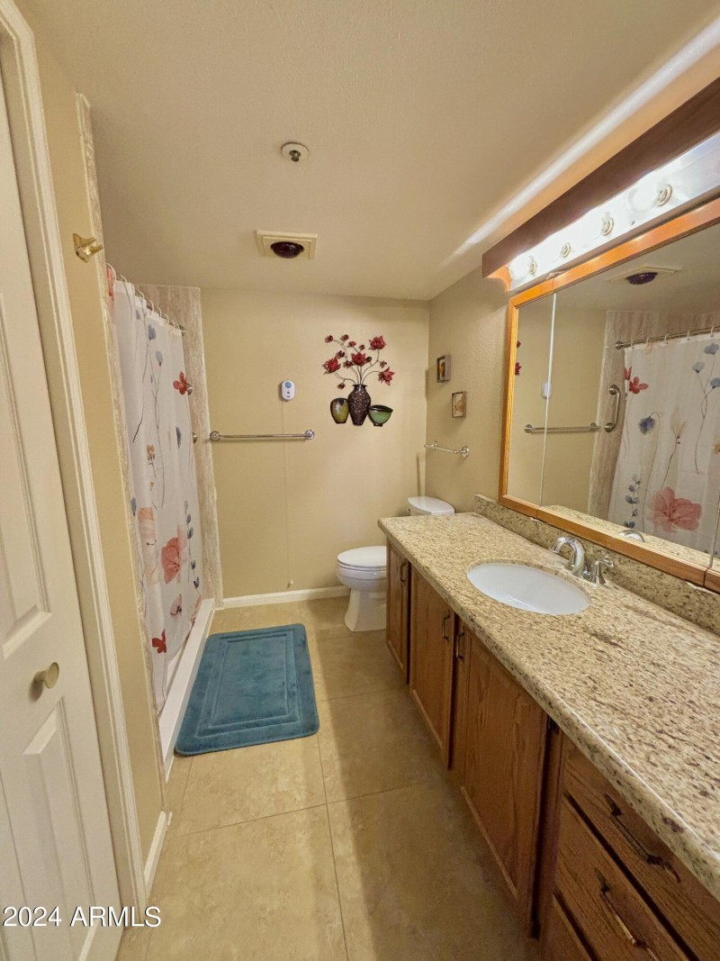 Main bathroom with granite counters