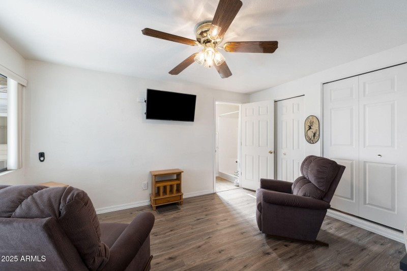 009__111 S Greenfield Rd 488