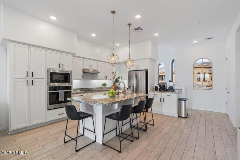 09-Tall ceilings and an open floor plan