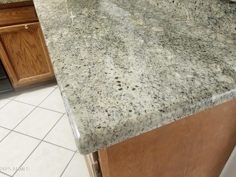 KITCHEN GRANITE CLOSE UP