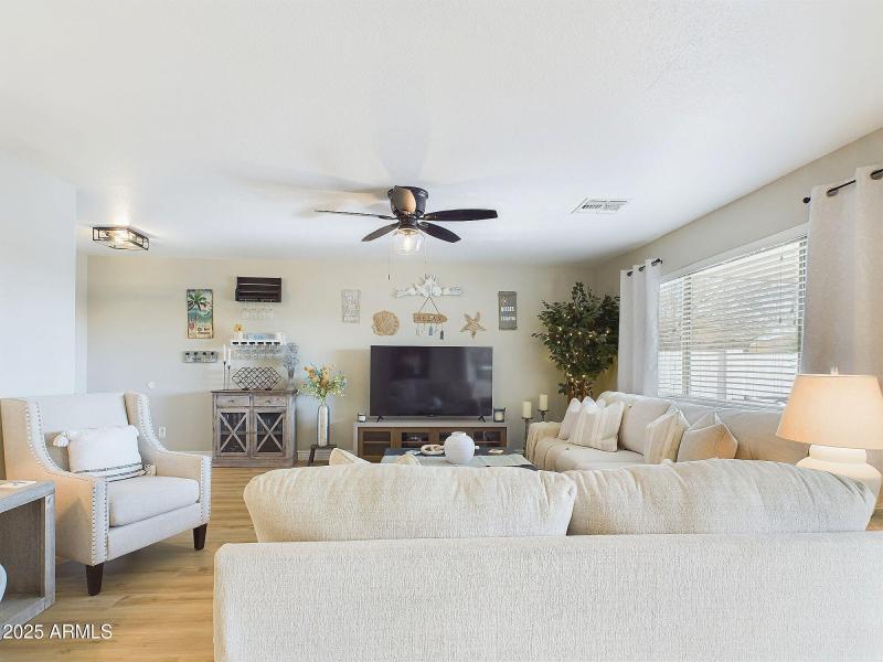 Livingroom with Mini Bar