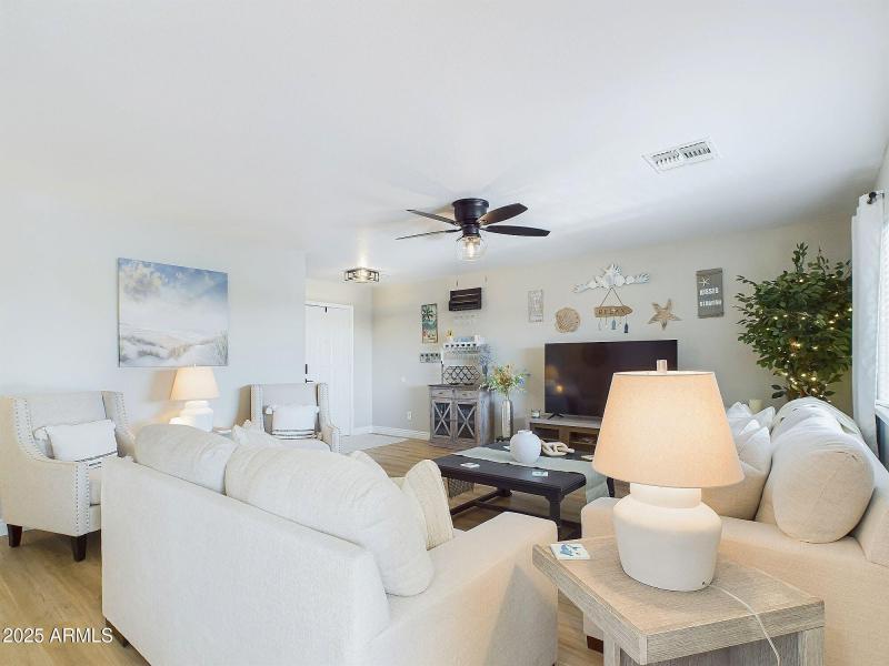 Livingroom with Mini Bar