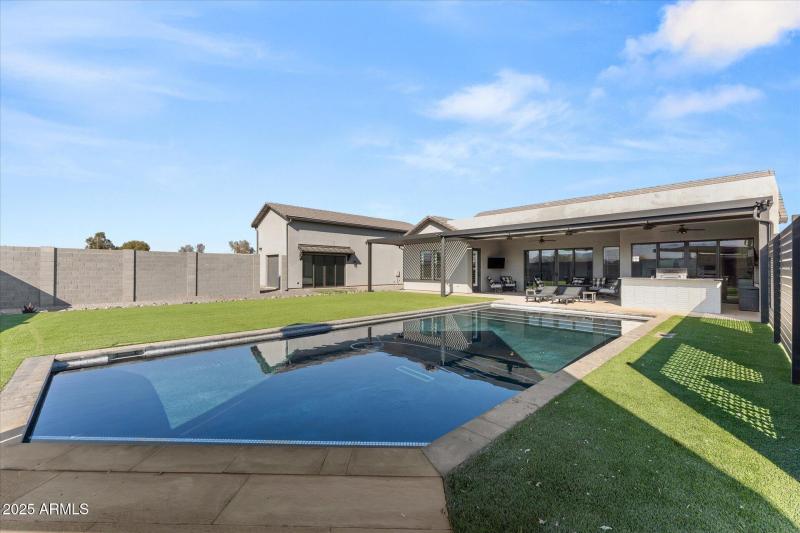 48-048-rear-exterior