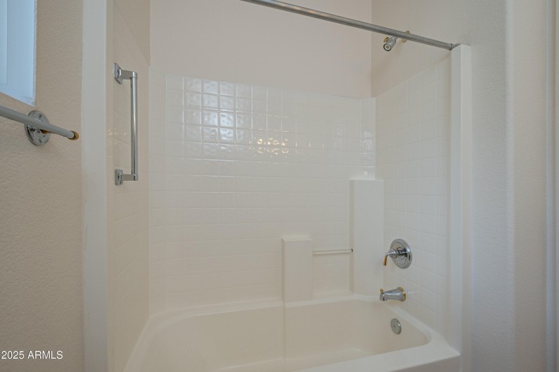 Guest Bath Shower/Tub