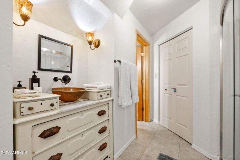 40-Jack and Jill Bathroom (3)