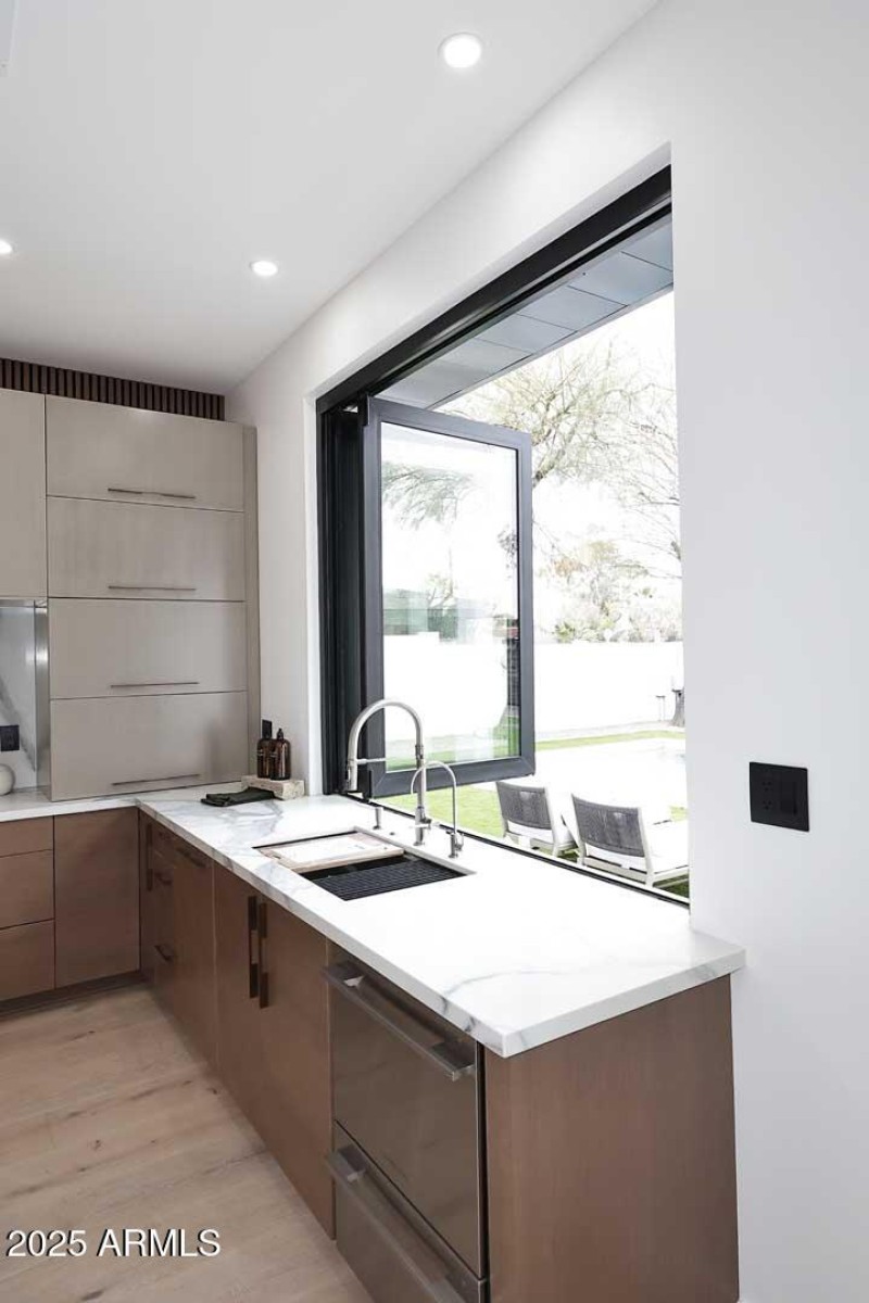 Kitchen-Passthrough Window