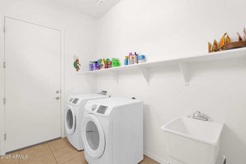 LARGE LAUNDRY ROOM