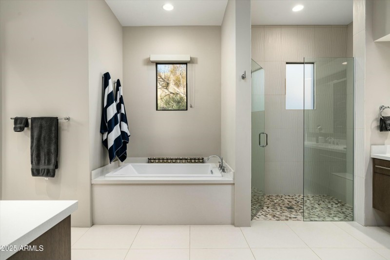 MAIN BEDROOM BATHROOM