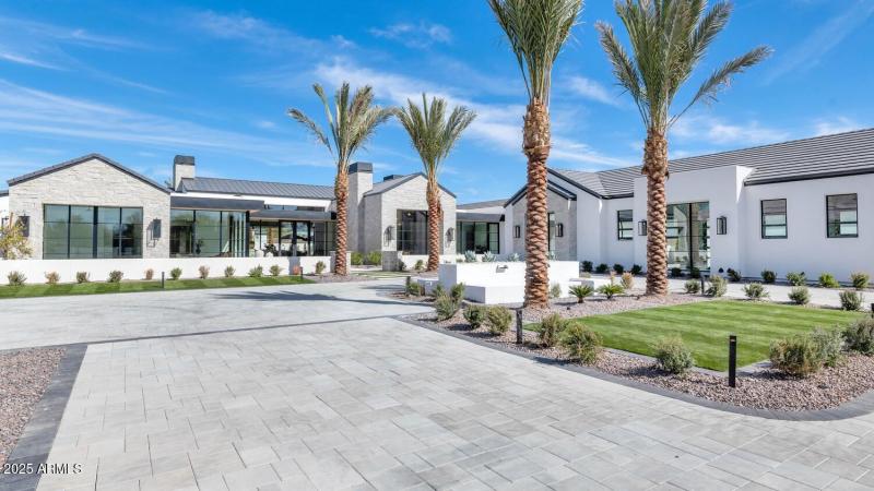 6836 E Hummingbird Ln-large-001-015-6836