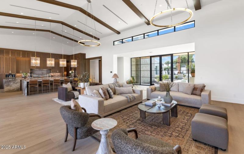 6836 E Hummingbird Ln-large-004-037-6836