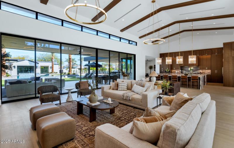 6836 E Hummingbird Ln-large-005-043-6836