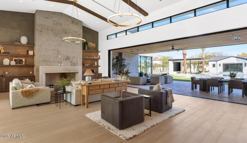 6836 E Hummingbird Ln-large-006-025-6836