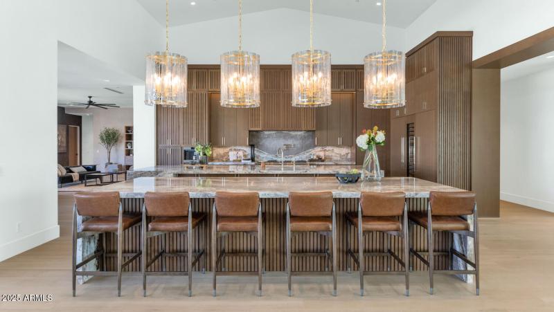 6836 E Hummingbird Ln-large-009-036-6836