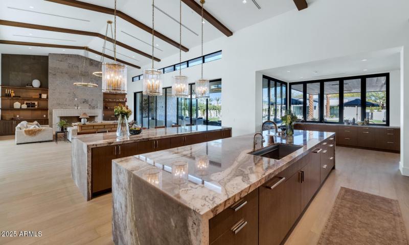 6836 E Hummingbird Ln-large-010-028-6836